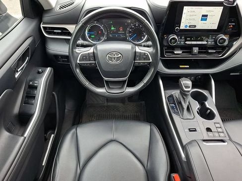 Used 2023 Toyota Highlander XLE AWD/4WD image 14