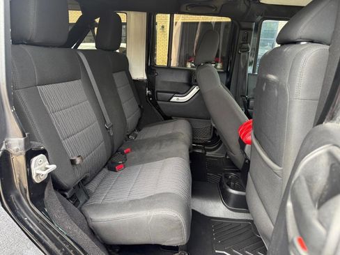 Used 2014 Jeep Wrangler Unlimited Sahara w/ Connectivity Group AWD/4WD image 10