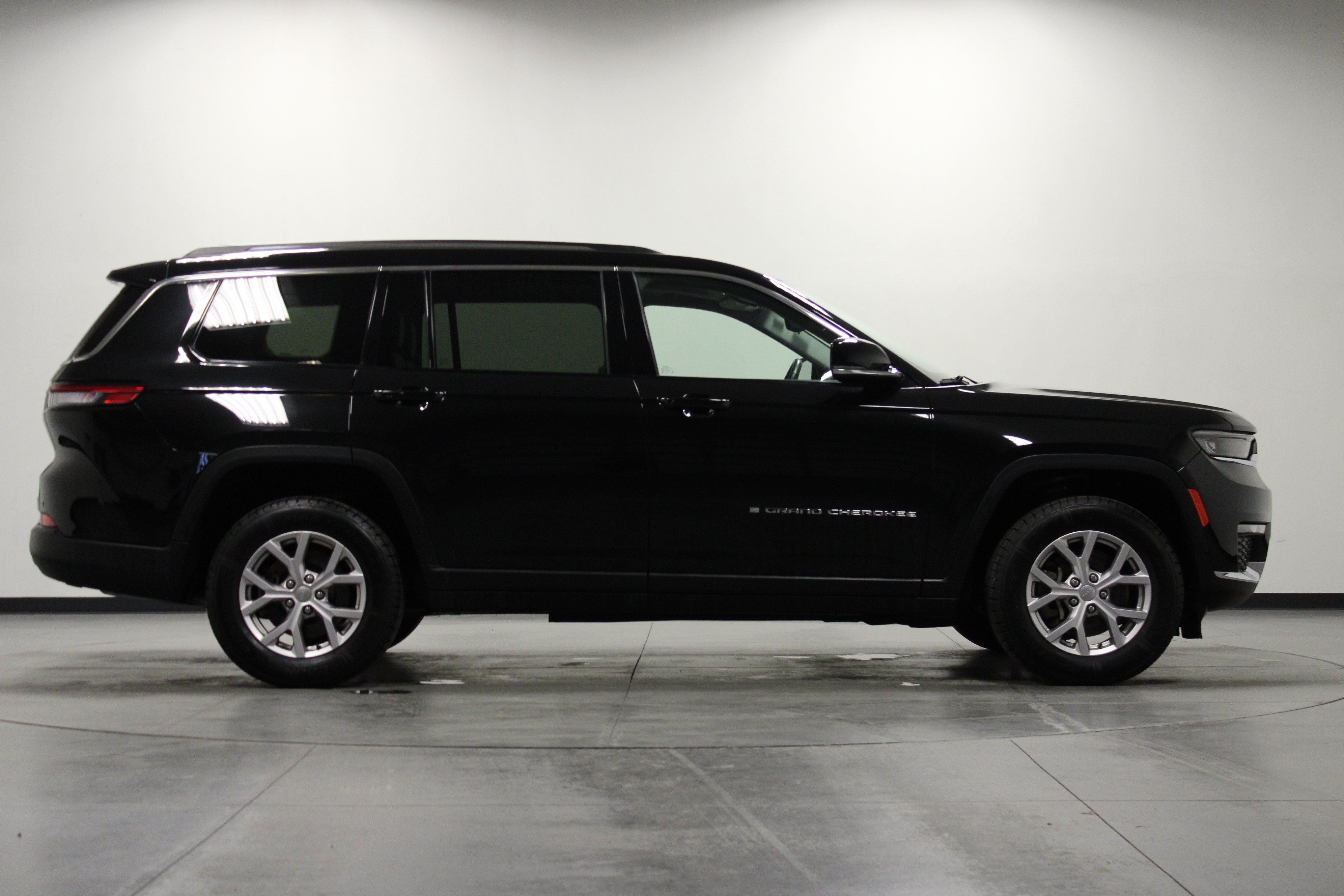 Used 2022 Jeep Grand Cherokee L Limited AWD/4WD image 3