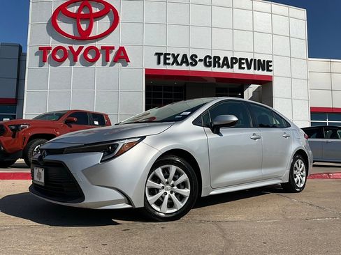 Used 2025 Toyota Corolla LE image 2