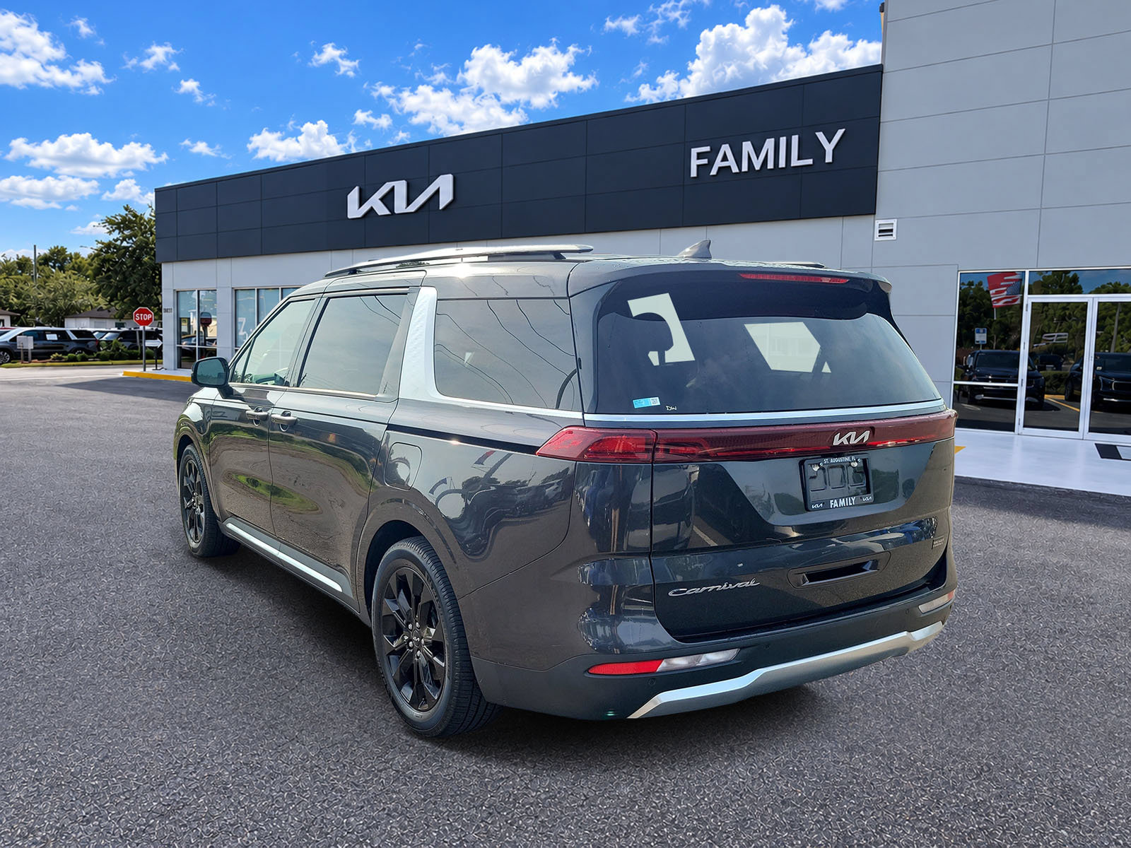 Used 2022 Kia Carnival SX FWD image 4