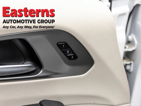 Used 2023 Chrysler Pacifica Touring-L FWD image 21