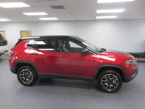 Used 2025 Jeep Compass Trailhawk AWD/4WD image 4