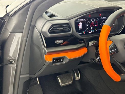 Used 2025 Lamborghini Urus SE image 10