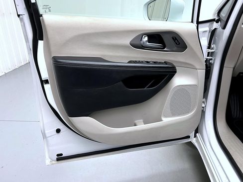 Used 2022 Chrysler Pacifica Touring-L FWD image 9