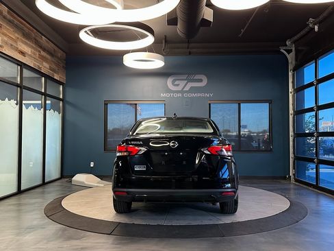 Used 2021 Nissan Versa SV image 4