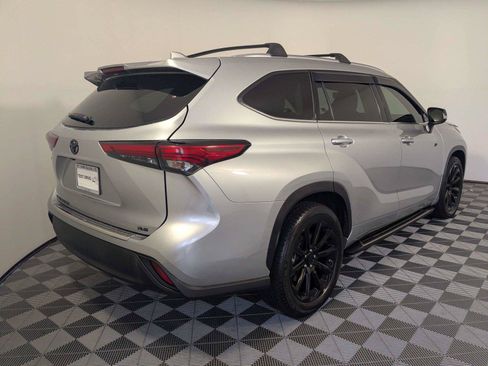 Used 2021 Toyota Highlander XLE FWD image 5