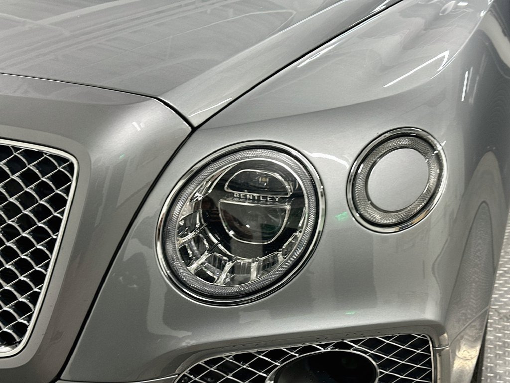 Used 2018 Bentley Bentayga AWD/4WD image 32