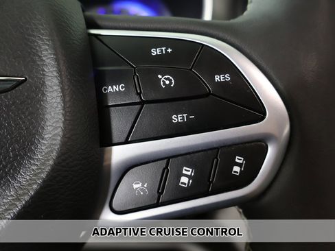 Used 2022 Chrysler Pacifica Touring-L image 3