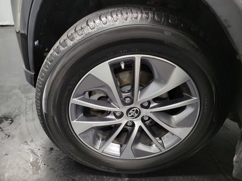 Used 2017 Toyota RAV4 XLE AWD/4WD image 14
