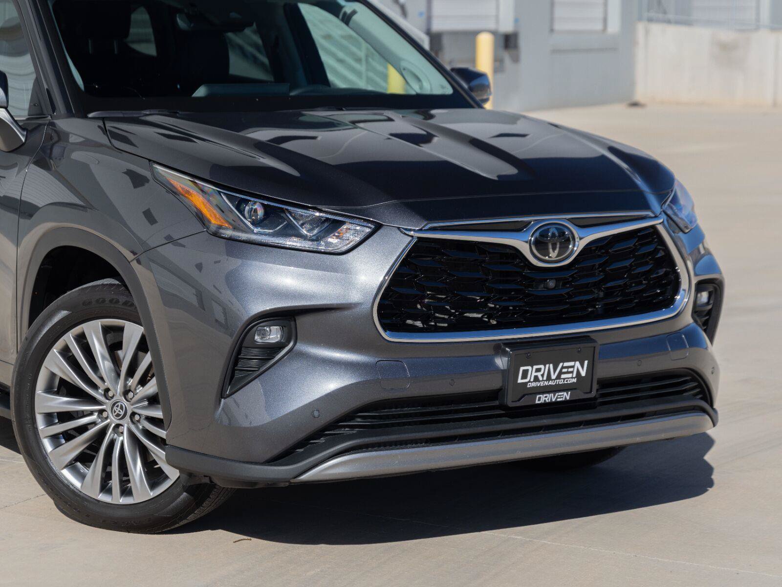 Used 2022 Toyota Highlander Platinum AWD/4WD image 3