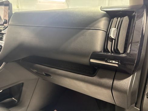 Used 2024 Nissan Pathfinder SV FWD image 33