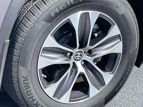 Used 2023 Toyota Highlander XLE image 32