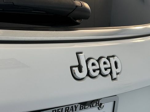 Used 2025 Jeep Compass Latitude w/ Sun & Sound Group AWD/4WD image 12