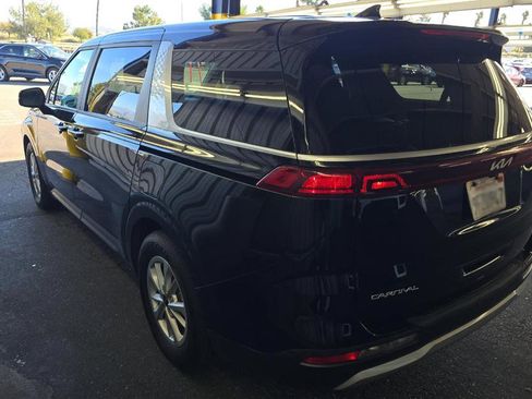 Used 2023 Kia Carnival LX image 4