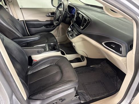 Used 2021 Chrysler Pacifica Touring-L FWD image 18
