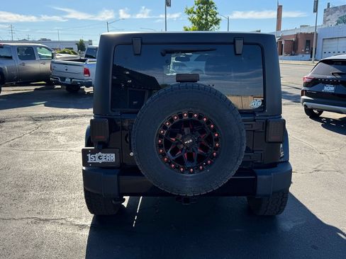 Used 2018 Jeep Wrangler Unlimited Sahara AWD/4WD image 8
