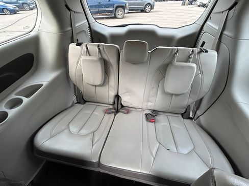 Used 2019 Chrysler Pacifica Touring-L FWD image 15