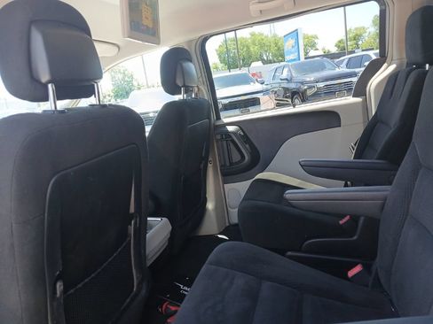 Used 2016 Chrysler Town & Country Touring w/ Driver Convenience Group FWD image 26