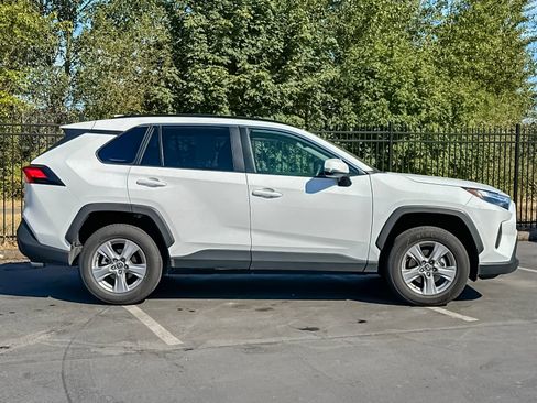 Used 2025 Toyota RAV4 XLE AWD/4WD image 2