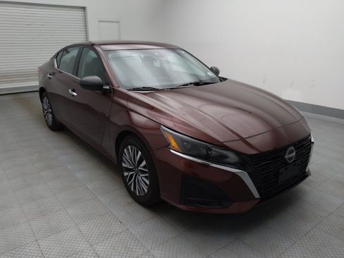 Used 2025 Nissan Altima 2.5 SV FWD image 13