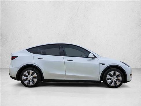 Used 2022 Tesla Model Y Long Range image 4
