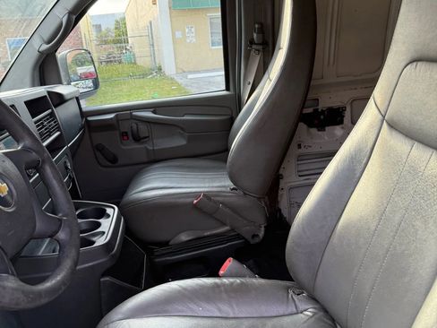 Used 2010 Chevrolet Express 2500 Extended image 18