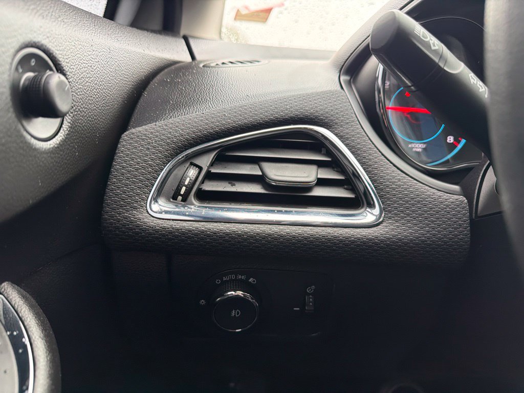 Used 2018 Chevrolet Cruze LT w/ Convenience Package FWD image 17
