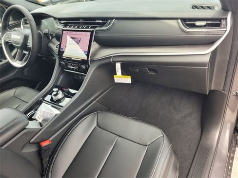 New 2025 Jeep Grand Cherokee Limited image 16