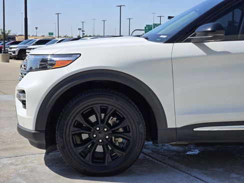 Used 2021 Ford Explorer Limited w/ Equipment Group 301A AWD/4WD image 9