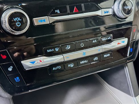 Used 2024 Ford Explorer Limited image 23