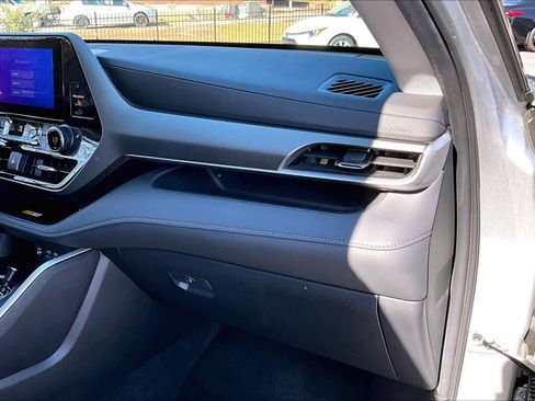 Certified 2024 Toyota Highlander XLE image 18