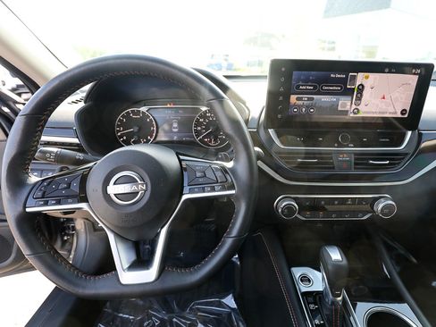 Used 2024 Nissan Altima 2.5 SR w/ SR Premium Package AWD/4WD image 12