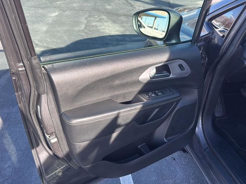 Used 2020 Chrysler Pacifica Touring-L Plus w/ S Appearance Package image 11