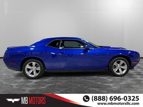 Used 2019 Dodge Challenger SXT image 2