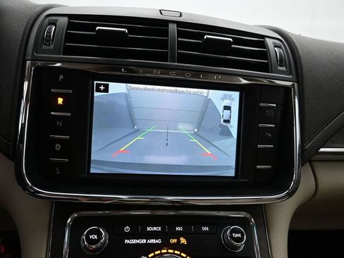 Used 2017 Lincoln Continental Select w/ Climate Package image 17