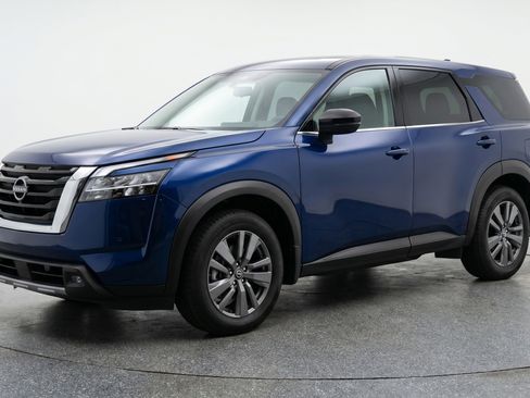 Used 2025 Nissan Pathfinder SV image 3