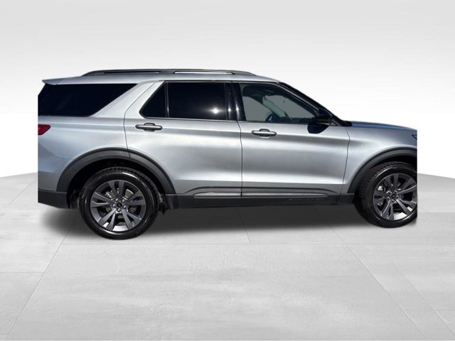 Used 2022 Ford Explorer XLT w/ Equipment Group 202A AWD/4WD image 6
