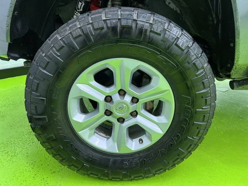 Used 2019 Toyota Tacoma SR5 AWD/4WD image 16