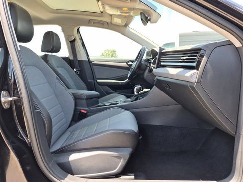 Used 2025 Volkswagen Jetta SE FWD image 21