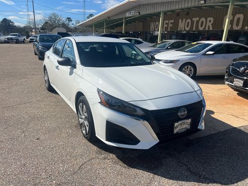Used 2024 Nissan Altima 2.5 S image 3