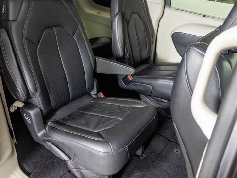 Used 2018 Chrysler Pacifica Touring-L image 43