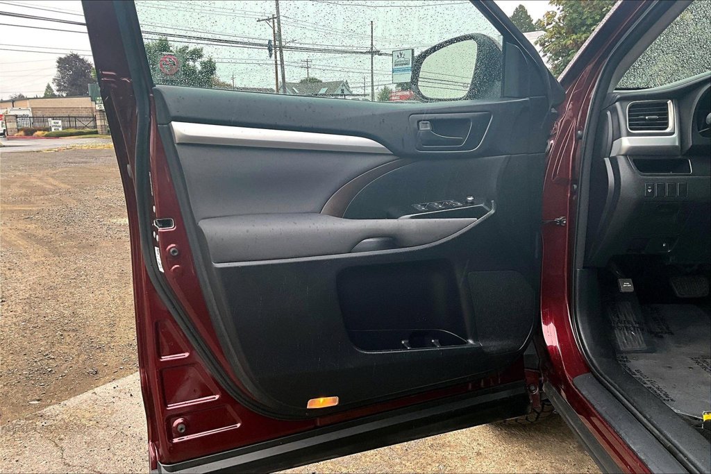 Used 2014 Toyota Highlander LE FWD image 22