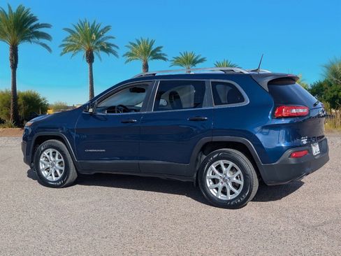 Used 2018 Jeep Cherokee Latitude Plus w/ Comfort/Convenience Group image 3