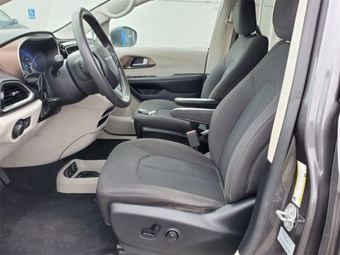 Used 2017 Chrysler Pacifica Touring image 8