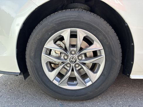 Used 2021 Toyota Sienna XLE w/ XLE Plus Package FWD image 11