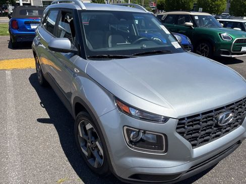 Used 2025 Hyundai Venue SEL FWD image 6