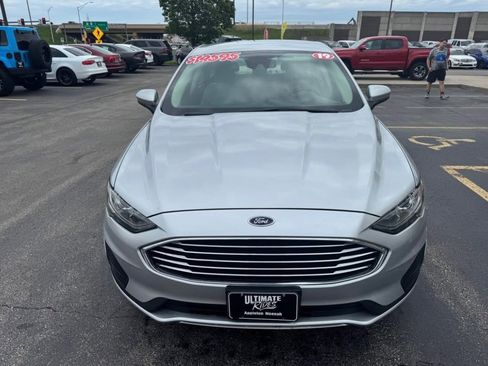 Used 2019 Ford Fusion SE image 2