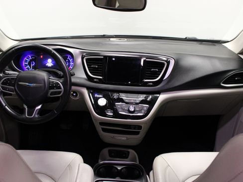 Used 2018 Chrysler Pacifica Touring-L FWD image 20