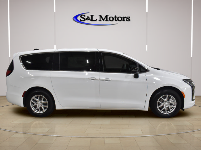 New 2027 Chrysler Pacifica Select FWD image 9